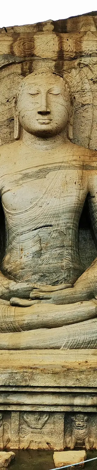 Spüre die Stille vor den Buddha-Statuen von Gal Vihara